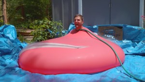 巨大な風船に入って水を入れ、割れる瞬間をハイスピードカメラで撮影！