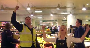 スーパーマーケットでオペラを歌う！少人数フラッシュモブ！