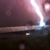 デルタ航空の飛行機に雷が落ちる瞬間！