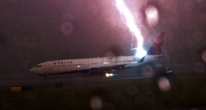 デルタ航空の飛行機に雷が落ちる瞬間！