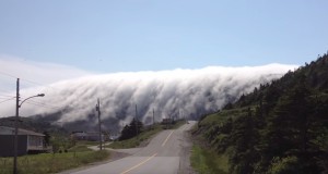 これは怖い！大津波のような海霧！