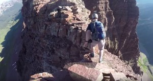 登山者ギリギリセーフ！谷間を飛びこえた瞬間に崩れる岩場！