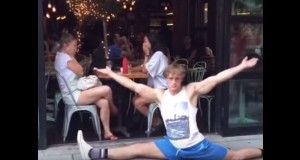 意味不明イタズラ！いきなり街中で開脚する男！