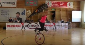 神業！自転車の乗り方が凄いお姉さん！