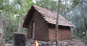 瓦屋根小屋を手作りする男。使用する道具も手作りだ！