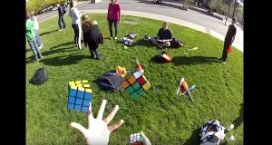 ３つのルービックキューブをジャグリングしながら揃えちゃう！