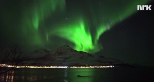 神秘的すぎ！オーロラ撮影中に２頭のザトウクジラが登場！