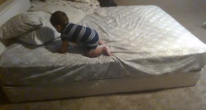 天才赤ちゃん、匠の技でベッドから降りる！