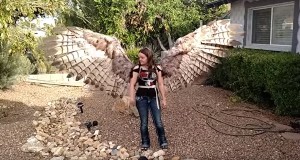 鷹の翼カッコイイ！空気圧で羽根が広がるハロウィン衣装！