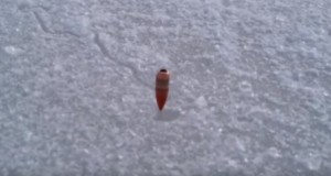 氷に銃を撃つと弾丸の回転が止まらない！？