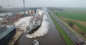 船、転覆しそう！側面からのドキドキ進水式！