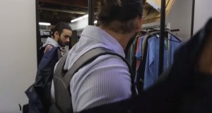 背負ったまま上着を着れる超薄型リュック！