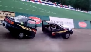 斬鉄剣に斬られたの？突然半分になる車！