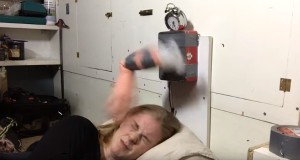 絶対に起きられる！回転ビンタ目覚し機！