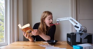 朝食自動食べさせ機