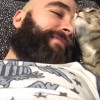 幸せそうな男と猫