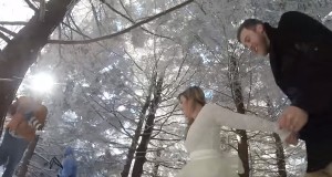 犬が撮影した雪の結婚式