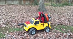 子供用、落ち葉吹き飛ばし車！