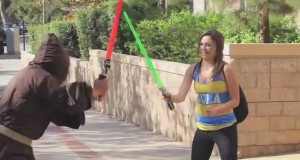 もう戦うしか！突如ライトセイバーを渡されてジェダイバトル勃発！