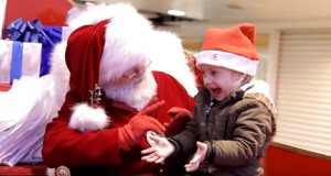 サンタすごい！サンタさんの手話に喜ぶ子供とお母さん！