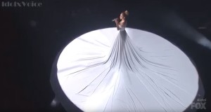 プロジェクションマッピングで美しく色を変えるドレス