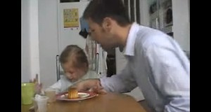 愛らしいイタズラ！娘のプリンを盗み食いするパパ！