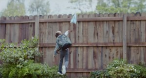 戦場のパパに届け！手紙を紙飛行機にして飛ばす少年の感動ＣＭ！