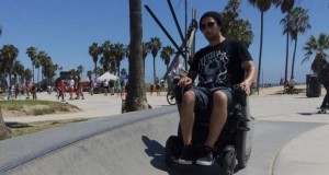 スマホで動く車椅子「Whill」全方向車輪と四輪駆動で悪路もスイスイ！