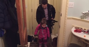 子供の冬用ブーツを簡単に脱がせるお父さん！