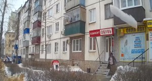 危機一髪！氷の塊が雪かきする女性をかすめる！