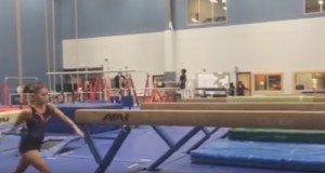 平均台にピタッと乗る女の子