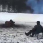 湖に張った氷を丸く切り抜いて回転しながら焚火で暖まる男たち！