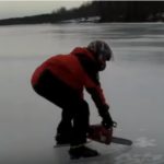 氷を切りながら滑走！？チェーンソーの動力でアイススケート！