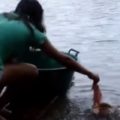 衝撃のピラニア漁！女の子が生肉でピラニアを捕まえていく！